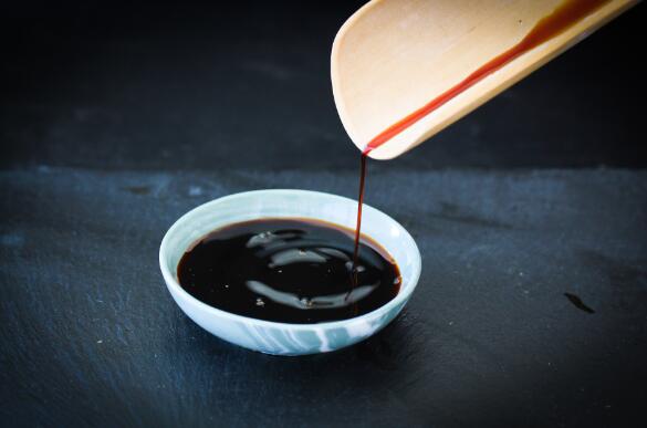 保质迷雾 深度解读酱油过期一载的食用禁区 为什么过了一年的酱油最好别吃？